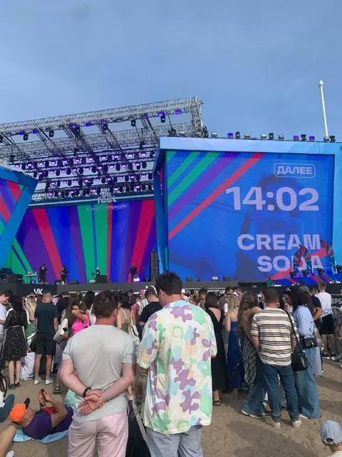 Толпа на фестивале Cream Soda