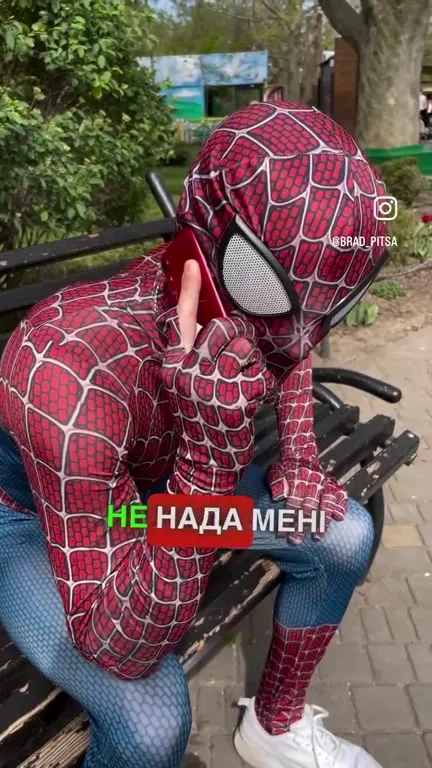 Пьяный Человек-паук звонит Бэтмену