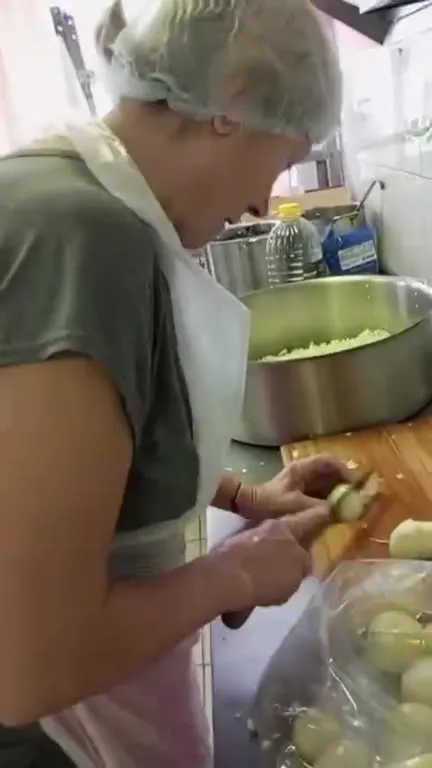 Марина режет лук