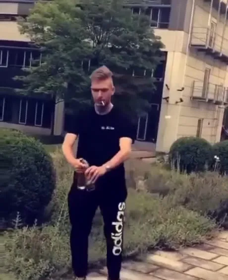Пьяный танец с бутылкой