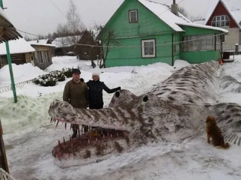 Снежный крокодил во дворе