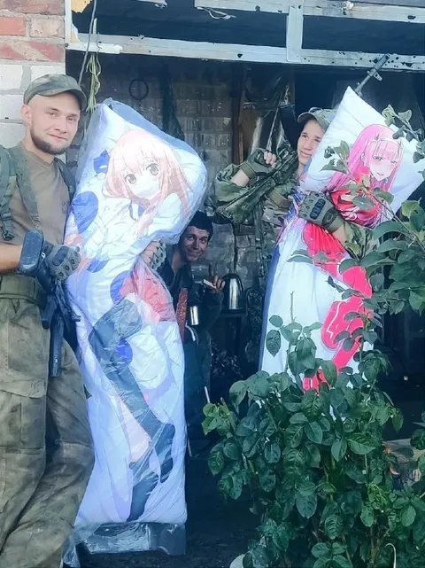 Солдаты с аниме-подушками
