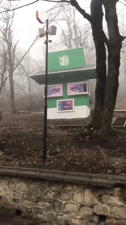 Говорящий киоск в туманном лесу