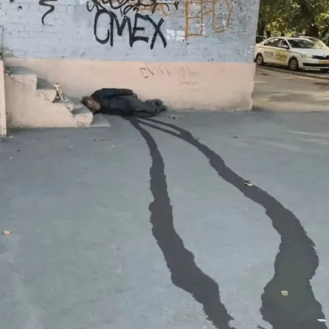 След от спящего у стены