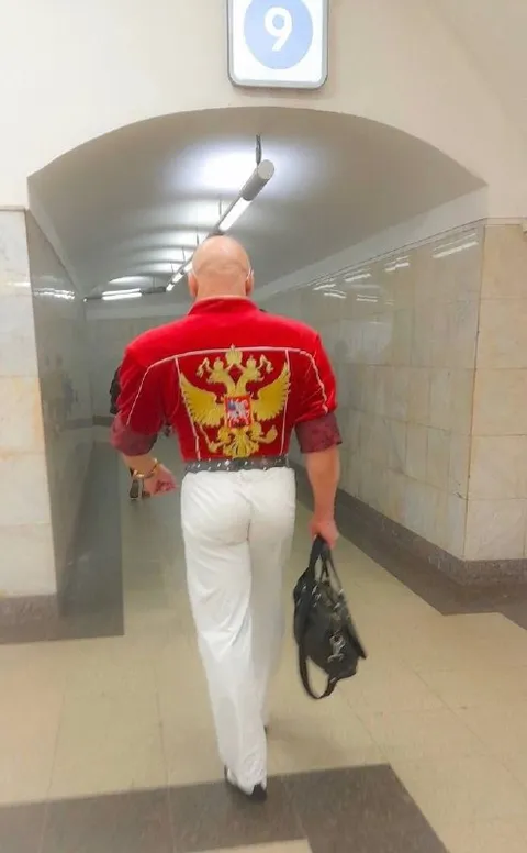 Кто этот мужчина с гербом