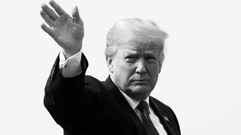 Трамп машет рукой