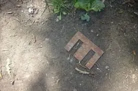 Буква Е из кирпичей