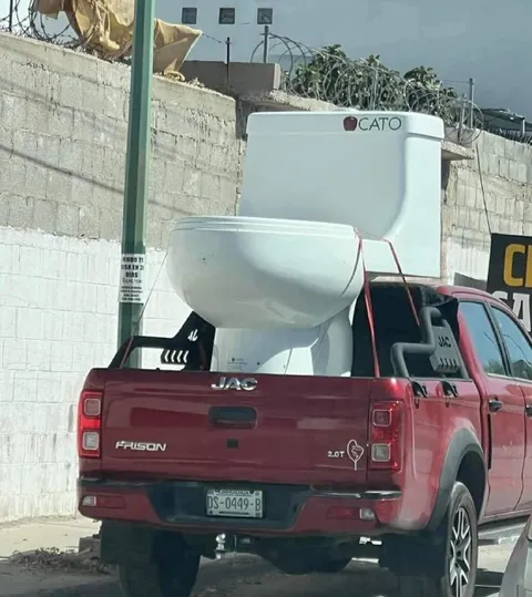 Camioneta con inodoro gigante