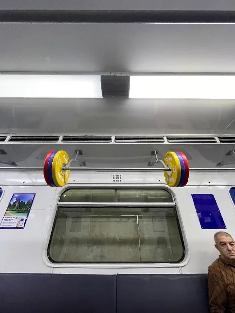 Штанга в вагоне метро