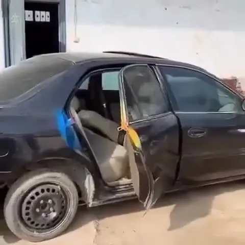 Мужчина чинит машину дверью
