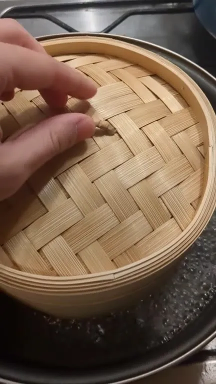 Сосиски под бамбуковой крышкой