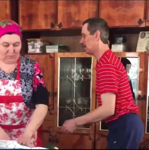 Мужчина танцует на кухне