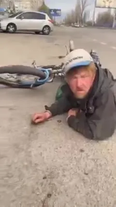Мужчина лежит рядом с велосипедом