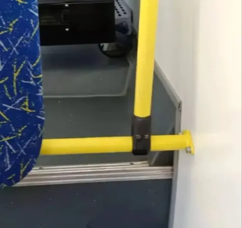 Странный поручень в автобусе