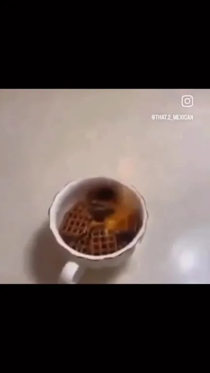 Вафля в чашке кофе