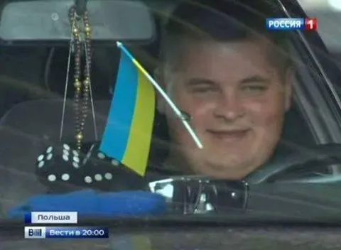 Украинский флаг в машине