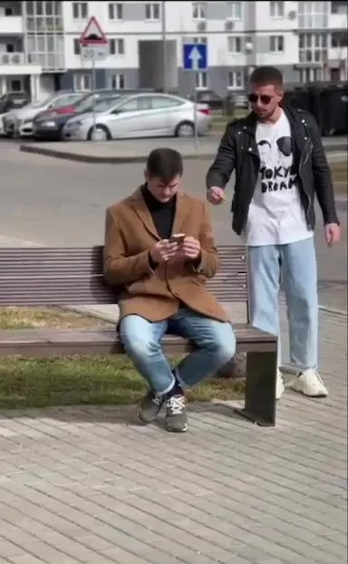 Ты пидор на скамейке