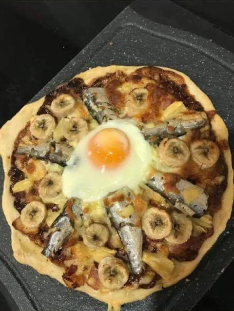 Пицца с бананами и сардинами