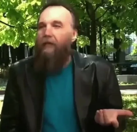 Бородатый мужчина объясняет