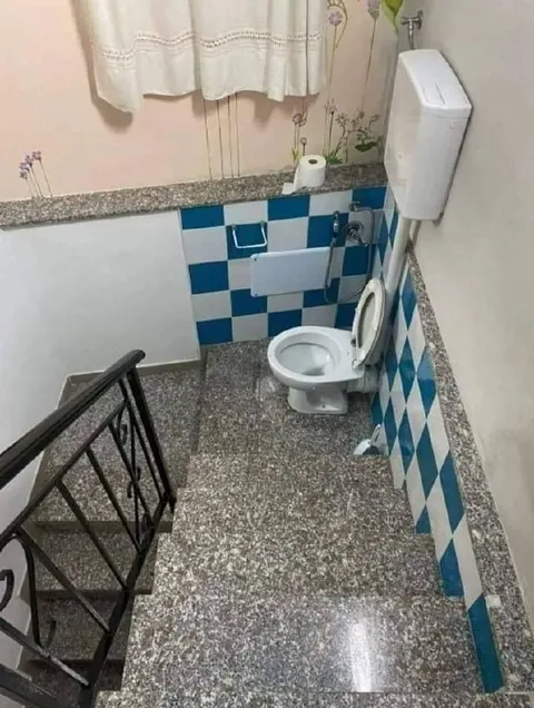 Туалет на лестничной площадке