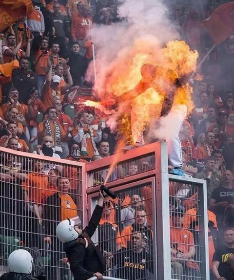 Фанат в огне на трибуне