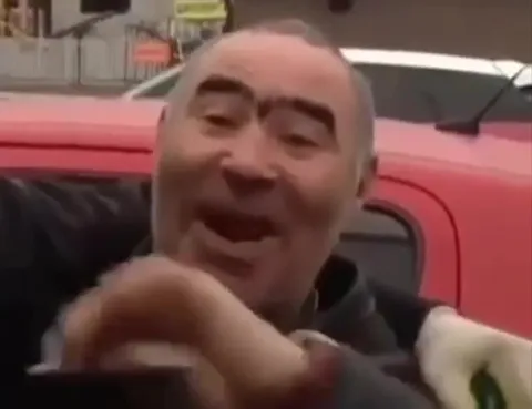Мужчина смеётся и отмахивается