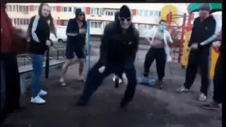 Странный танец во дворе