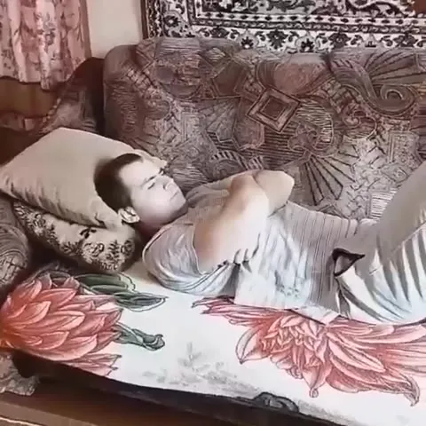 Когда пытаешься встать с дивана
