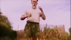 Дед танцует в поле и исчезает