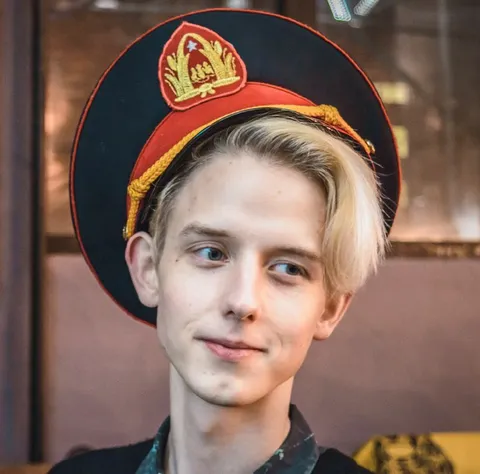 Хитрая улыбка в фуражке