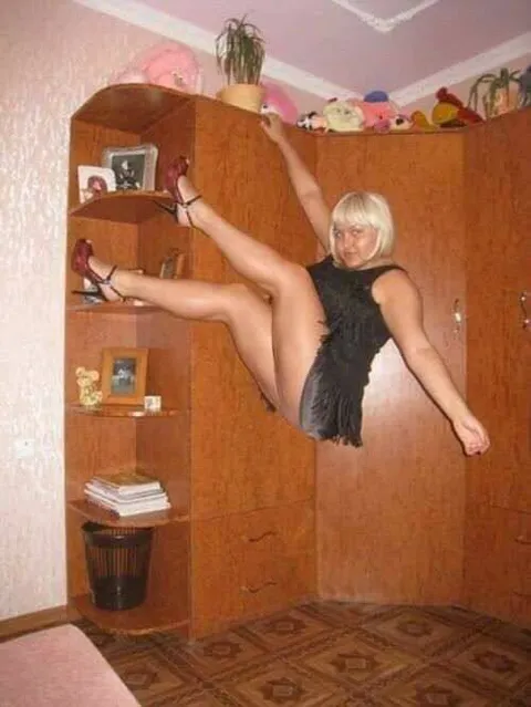 Женщина зависла на шкафу