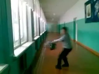 Рюкзак разбивает окно в школе