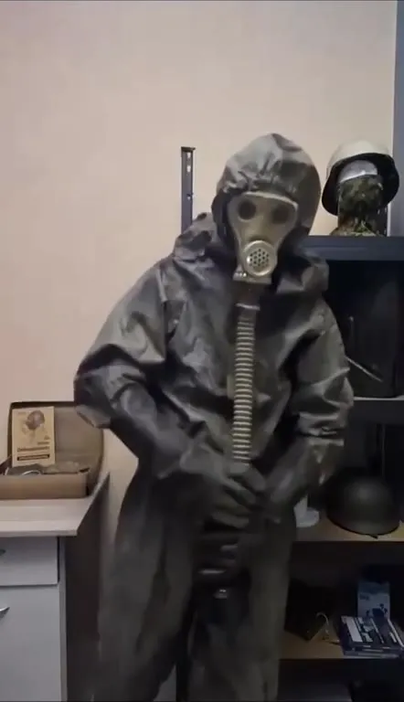 Танец в противогазе