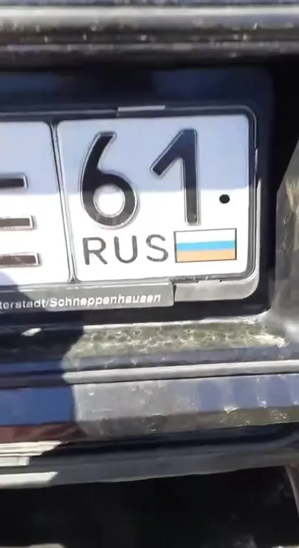 Рыба в багажнике старой машины