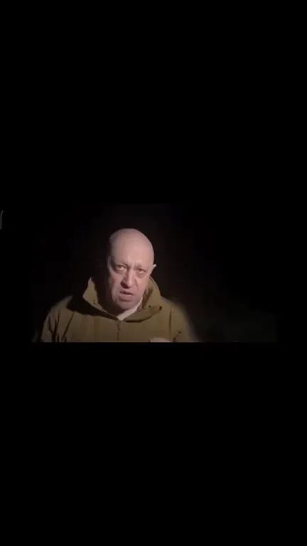 Лысый мужчина угрожающе говорит