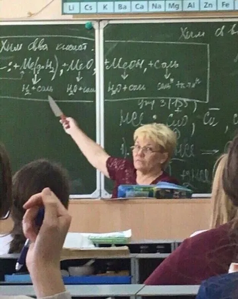 Учительница объясняет химию