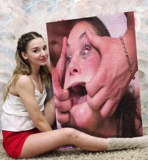 Девушка с жутким портретом
