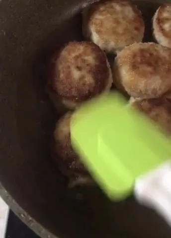 Котлеты жарятся на сковороде