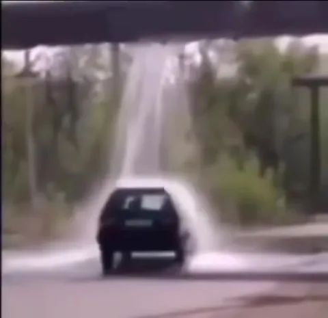 Поток машин под водопадом