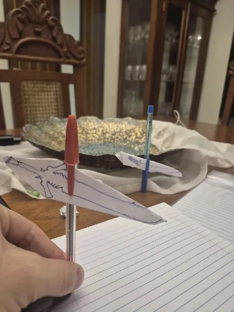 Самолёты из ручек и бумаги