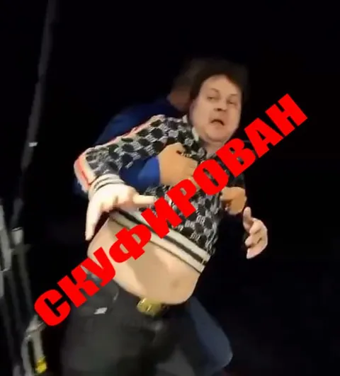 Скуфримован на сцене