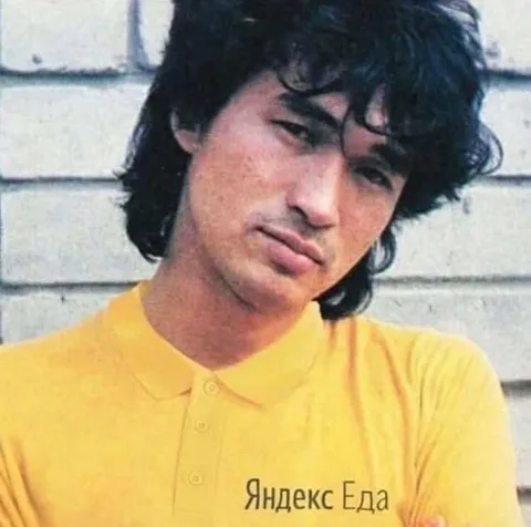 Курьер Яндекс Еды с серьёзным лицом