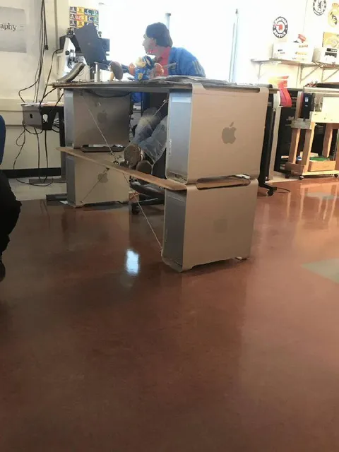 Компьютерный стол из старых Mac