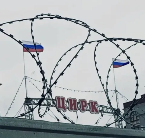 Цирк за колючей проволокой