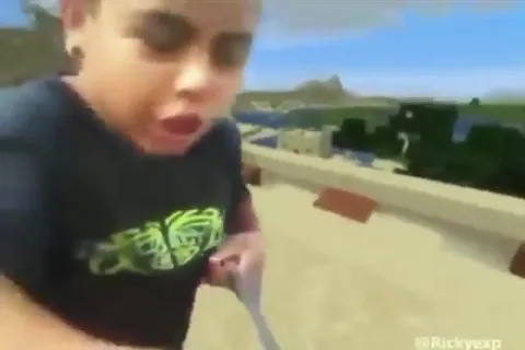 Pablo cae y muere en Minecraft