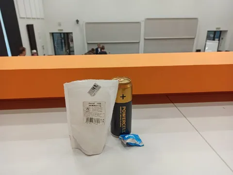 Неловкий перекус на подоконнике
