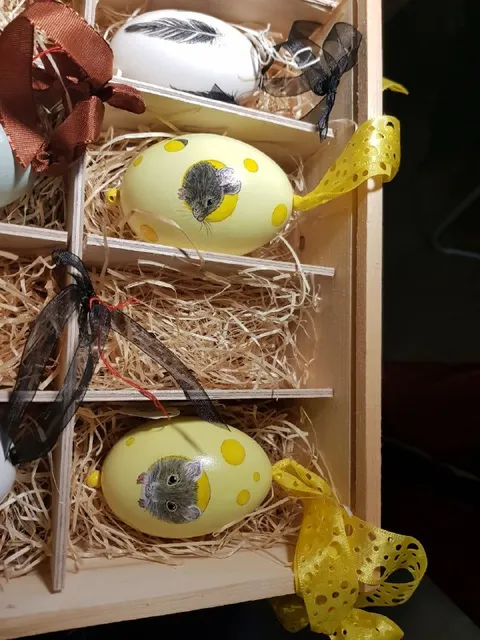 Мышки внутри пасхальных яиц