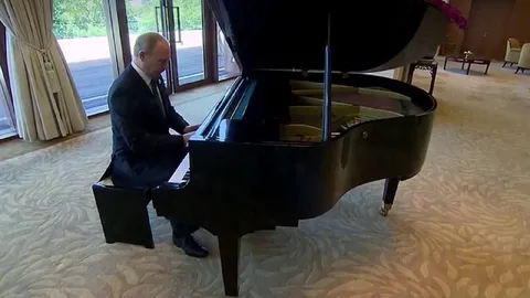 Путин играет на рояле