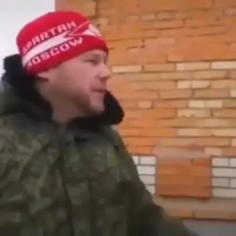 Мужик не прав и падает в снег