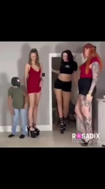 Три девушки и человек в маске